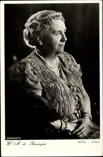 Ak Königin Wilhelmina der Niederlande, Sitzportrait, Schmuck