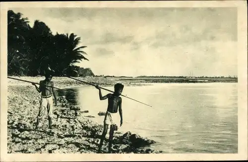 Ak Karolineninseln, Fischer mit Speer, Strand