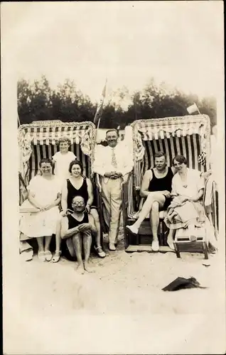 Foto Ak Ostseebad Grömitz in Holstein, Badegäste am Strand, Strandkörbe