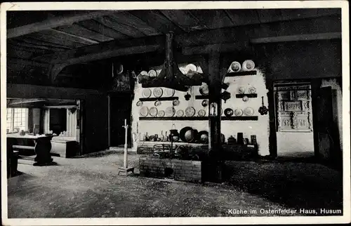 Ak Husum in Nordfriesland, Küche im Ostenfelder Haus, Feuerstelle und Geschirr
