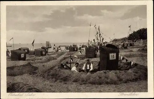 Ak Laboe in Schleswig Holstein, Strand, Sandburg, Strandkörbe, Badegäste, Fahnen