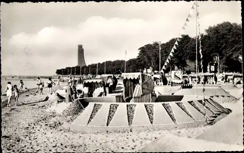 Ak Ostseebad Laboe, Strand, Badegäste, Sandburg, Strandkörbe, Marine Ehrenmal
