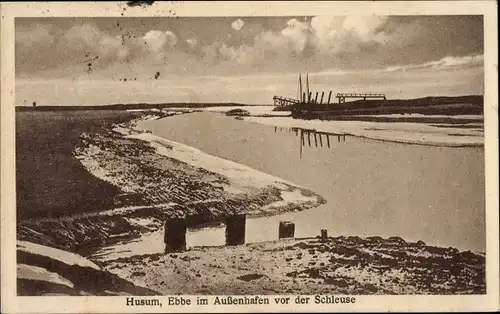 Ak Husum in Nordfriesland, Außenhafen vor der Schleuse, Ebbe