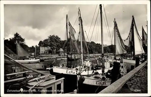 Ak Eckernförde, Fischerboote im Hafen