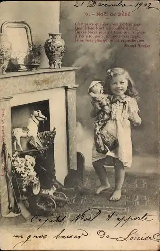 Ak Mädchen mit Puppe vor einem Kamin