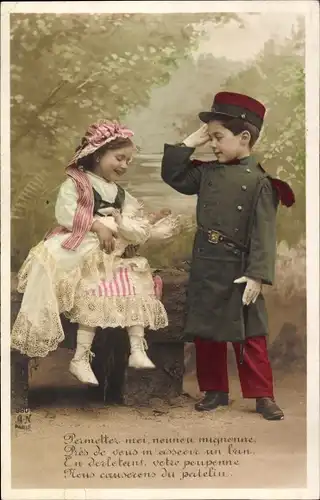 Ak Kinder als Erwachsene, Mädchen mit Puppe, Junge in französischer Uniform