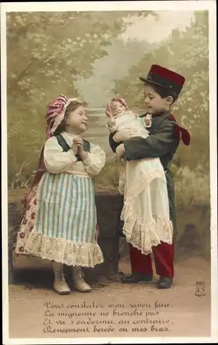 Ak Kinder als Erwachsene, Mädchen, Puppe, Junge in französischer Uniform