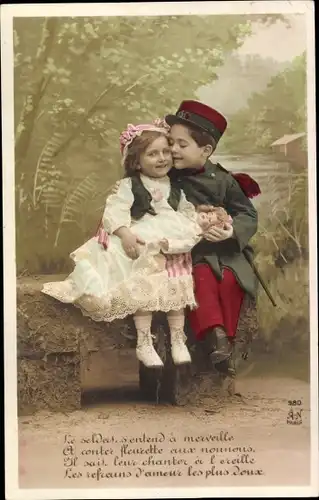 Ak Kinder als Erwachsene, Mädchen, Puppe, Junge in französischer Uniform
