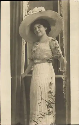 Foto Ak Schauspielerin Gisa Dorn, Portrait, Hut, Autogramm