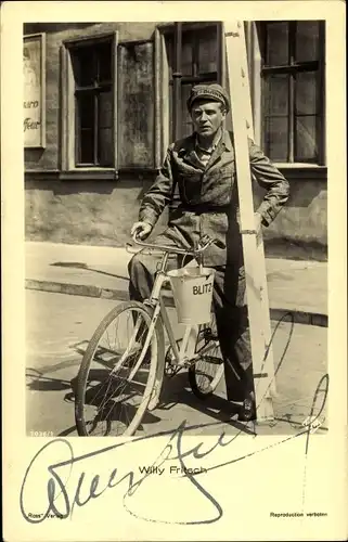 Ak Schauspieler Willy Fritsch, Filmszene, Portrait auf einem Fahrrad, Blitz Blank, Autogramm