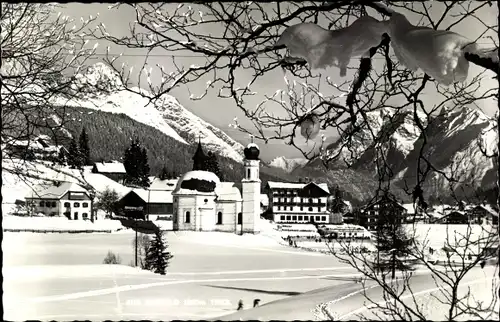 Ak Seefeld Tirol, Durchblick zum Ort im Winter