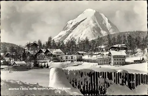 Ak Seefeld in Tirol, Hotel Astoria, Winteransicht, Dorf, Seefelder Spitze