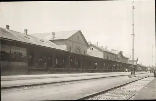 Foto Ak Szabadka Subotica Serbien, Bahnhof, Gleisseite