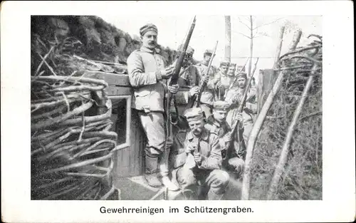 Ak Deutsche Soldaten in Uniformen, Gewehrreinigen im Schützengraben, I WK