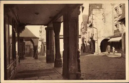 Ak Vitré Ille-et-Vilaine, Häuser mit Arkaden