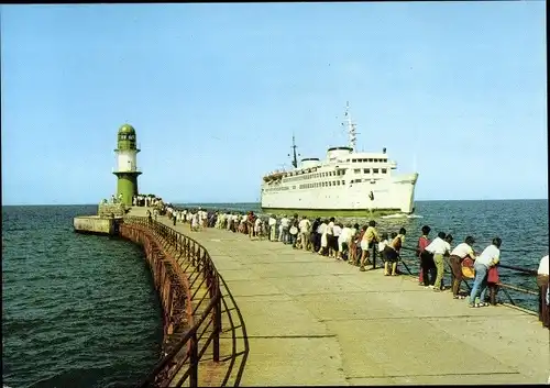 Ak Ostseebad Warnemünde Rostock, Fährschiff an der Westmole