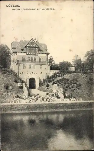 Künstler Ak Hansestadt Lübeck, Navigationsschule, Kaisertor