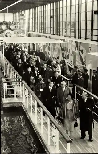 Ak-Königin Julia auf einem Rundgang durch die Energiehal