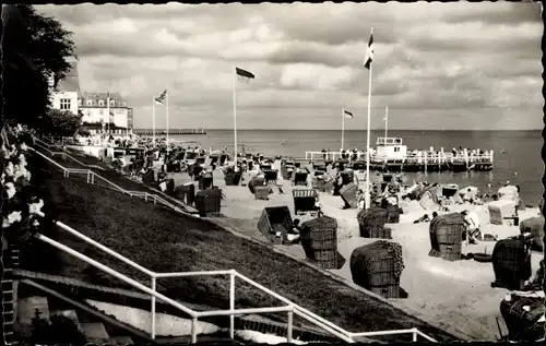 Ak Wyk auf Föhr Nordfriesland, Strand, Mittelbrücke, Fahnen