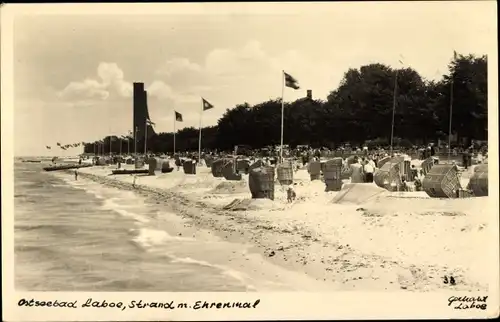 Foto Ak Ostseebad Laboe, Marine Ehrenmal, Strand, Strandkörbe, Fahnen