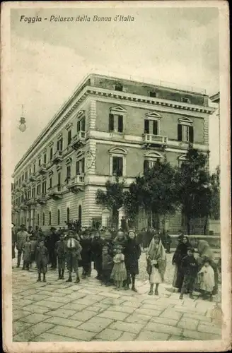 Ak Foggia Puglia, Banca d'Italia, Bankgebäude, Passanten