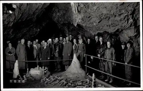 Ak Rübeland Oberharz am Brocken, Harzfahrt, Gruppenfoto, Höhle, Knochen