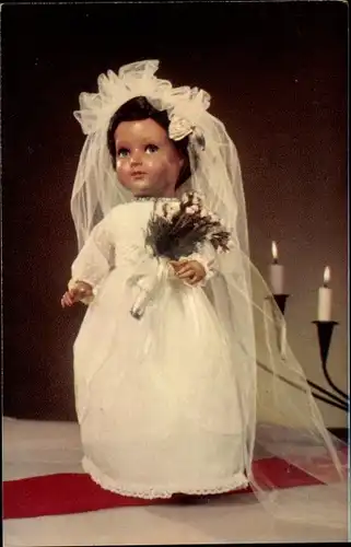 Ak Puppe in Brautkleid, Blumenstrauß, Kerzen