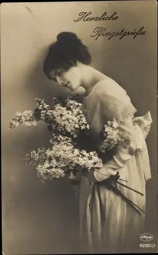 Ak Glückwunsch Pfingsten, Frau mit blühenden Blumen, Zweige