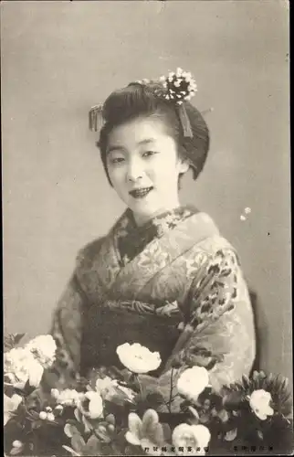 Ak Japanerin in Volkstracht, Portrait, Blumen, Japanische Tracht