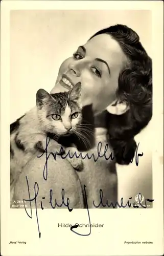 Ak Schauspielerin Hilde Schneider, Portrait mit Katze, Ross Verlag A 2414 1, Autogramm