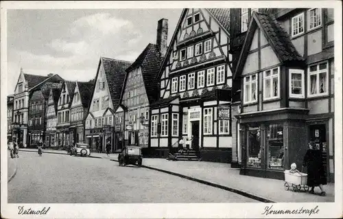 Ak Detmold in Nordrhein Westfalen, Krumme Straße, Fachwerkhäuser, Frau mit Kinderwagen