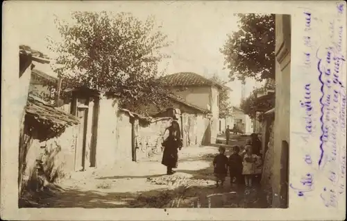 Foto Ak Jagodina Serbien, Straßenpartie, Anwohner, 1918