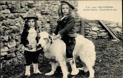Ak Les Pyrenees, Jeunes Ossalois, Camerades de Jeux, Kinder in Trachten mit Hund