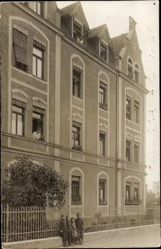 Foto Ak Augsburg in Schwaben, Kinder vor einem Wohnhaus