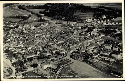 Ak Wunsiedel im Fichtelgebirge Oberfranken, Fliegeraufnahme, Panoramablick auf die Stadt