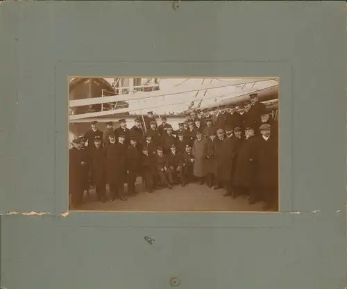 Foto Gruppenaufnahme von Seeleuten an Deck eines Schiffes