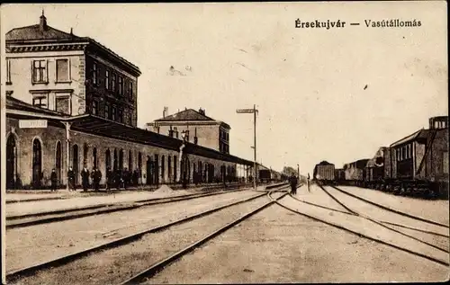 Ak Nové Zámky Érsekújvár Neuhäusl Slowakei, Bahnhof, Gleisseite