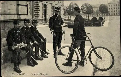 AK Französische Soldaten, Dragoner, Fahrrad