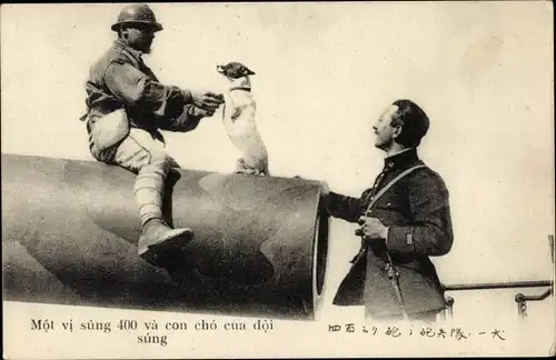 Ak Japanisches ? Militär, Soldat  und Hund auf einem Kanonenrohr