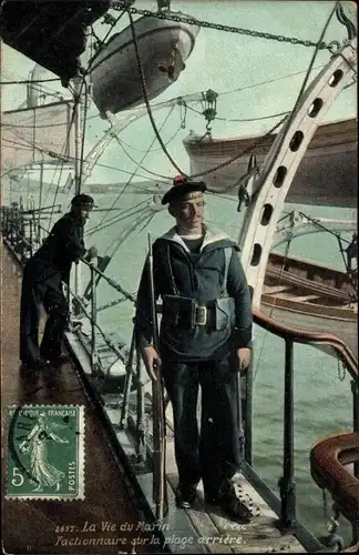 Ak Das Leben des Seemanns, Sentryman auf dem Achterdeck, Franz. Matrose