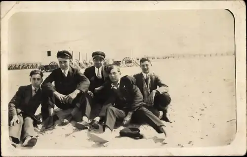 Foto Ak Oostende Ostende Westflandern, junge Männer am Strand, Gruppenbild