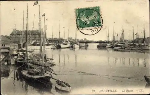 Ak Deauville Calvados, Gesamtansicht des Beckens, Boote