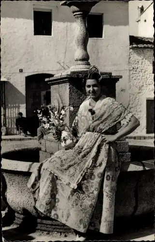 Ak Valencia Stadt Spanien, Frau in spanischer Volkstracht, Brunnen