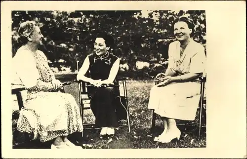 Foto Ak Juliana der Niederlande, im Gespräch mit zwei Frauen, Gartenstühle