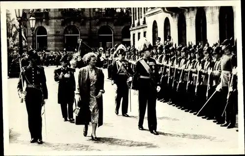 Ak Amsterdam, Juliana der Niederlande, Besuch der Schwedischen Königsfamilie, Ehrenwache 1955