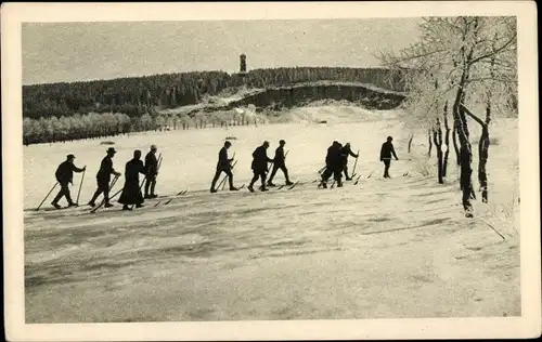 Ak Annaberg Buchholz Erzgebirge, Skiläufer, Aufstieg nach dem Pöhlberg, Winter