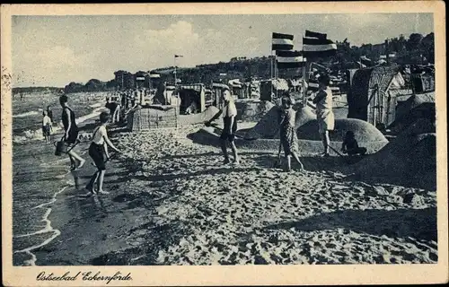 Ak Ostseebad Eckernförde, Strand, Fahnen