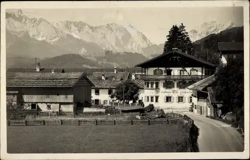 Foto Ak Wallgau Oberbayern, Teilansicht, Gasthaus, Zugspitzmassiv