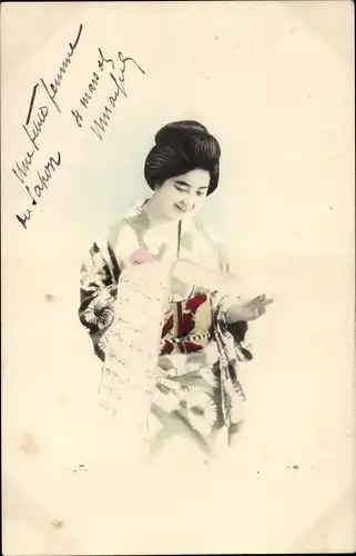 Ak Japan, Japanerin in Kimono beim Lesen