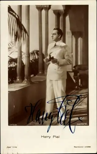 Ak Schauspieler Harry Piel, Standportrait in weißem Anzug, Ross Verlag Nr. 5472/2, Autogramm